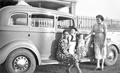 Margarita Pimentel Correa y Consuelo Domí­nguez con sus pequeños en un paseo, hace varias décadas.