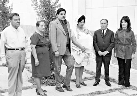 PABLO  Machuca y Bertha Samaniego Holguí­n en el bautizo de su hijo Luis Antonio, los acompañan sus abuelitos: Amelia, Natividad, Gilberto y José Antonio. Varios años atrás.