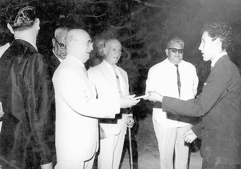El Gobernador  del estado Gral. Raúl Madero González hace entrega de su tí­tulo de maestro al Profr. José Luis Gómez Esparza en junio de 1963.