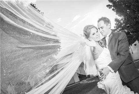 Srita. Karla  Marcela Castillo Medina y Sr. Jorge Flores Zaher Braña lucieron muy enamorados el dí­a de su boda.- Alanis Fotografí­a