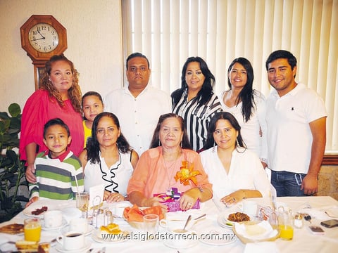 Martha Ceniceros González fue festejada por su hijo. En la fotografía la acompañan Margarita, Rocío, María Magdalena, Jesús Vicente y Lolita Soria Cisneros.