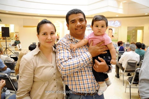 21052013 IVONNE  Flores, Juan Carlos Luna y Na Sofía Luna.
