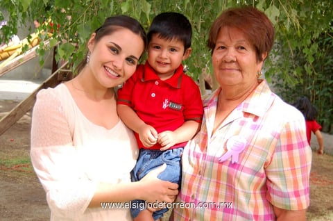 Mónica, Elías y Aurora.