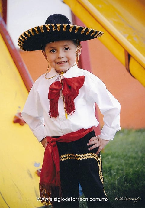 Sebastián Soto Martínez en el festejo del Día de la Madre.