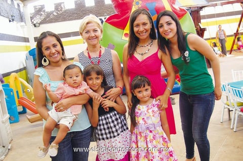 Cristy, Roberto, Alexia, Lourdes, Elisa, Lucía y Luly.