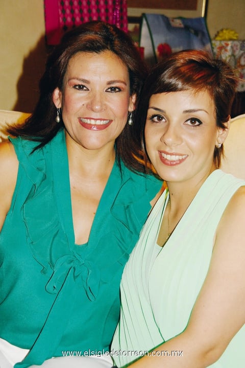 Mariana Peña recibió prenupcial. La acompaña su mamá Ana Alicia de Peña.