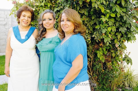 Agradable recepción, recibió Blanca Cristina Carrillo. La acompañan en la fotografía Sara Castellanos Vázquez y Blanca de Carrillo.