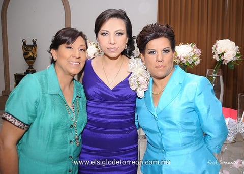 Vania  con su mamá Sra. María Magdalena Yáñez de Rangel y su futura suegra Sra. María del Carmen Orozco de Alvarado, organizadoras del evento.