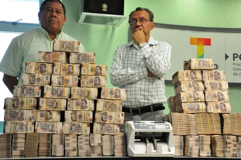 El dinero estaba en cinco cajas de cartón, la mayoría en fajos de billetes de 500 y mil pesos.
