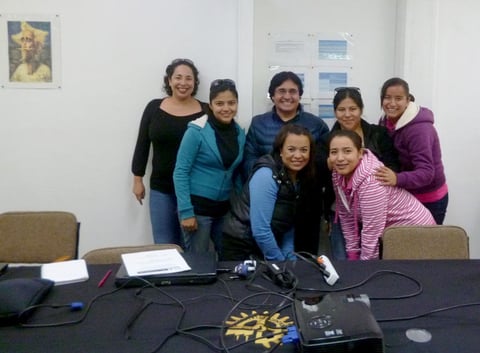 Oly Vallejo, Iveth Flores, AnilúGuardado, Juan, Viri Páez, Rose Rivera y Selene Franco.