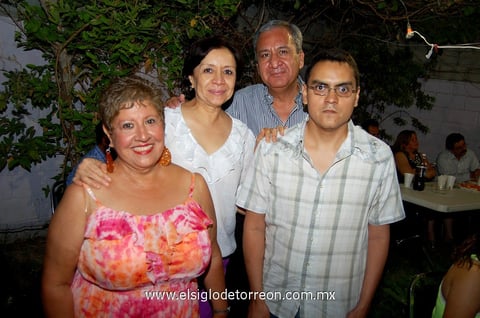 25052013 ONOMáSTICO.  Rosa Irma cumplió años por lo cual fue festejada por: Salomón, Silvia y Alberto.