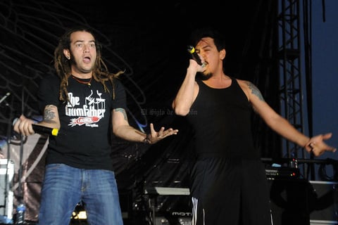 Después de las 8:00 de la noche,  aparecieron en el escenario Benito, Antulio, Andrés y Gerardo, quienes juntos forman Genitallica.