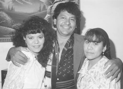 Norma  Leticia Bernal Saláis, el día que contrajo matrimonio, la acompaña su papá Sr. Salvador Bernal Hernández y su hermana Elizabeth Bernal Saláis.