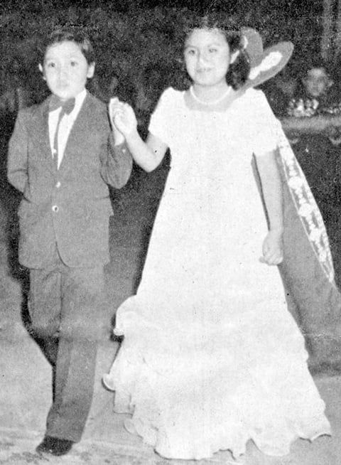 Argelia García Ontiveros, acompañada de Jorge en su coronación de Reina de los Niños en la Esc. Felipe Carrillo Puerto, hace varias décadas.