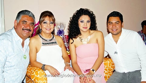 26052013 ENTRE AMIGOS.  Édgar Gutiérrez, Lucy Hernández, Ana Gutiérrez y Édgar Jr.
