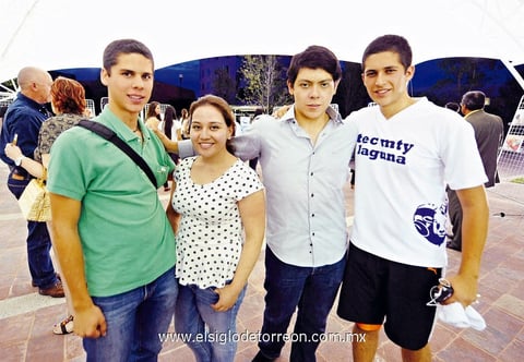 26052013 'CADENA DE FAVORES'.  Enrique, Mayra, Jorge y Roberto.