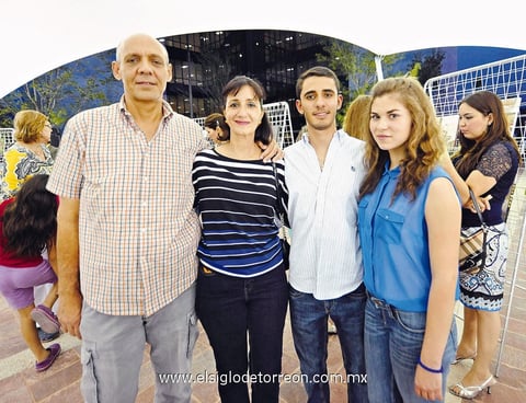 26052013 SUBASTA DE FOTOGRAFíAS.  Nesim, Miriam, Nesim y Betty.