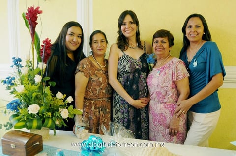 27052013 CECILIA  Siboney Murillo Núñez en compañía de María del Carmen Núñez, Julia García, Alma Cervantes e Isela Murillo.