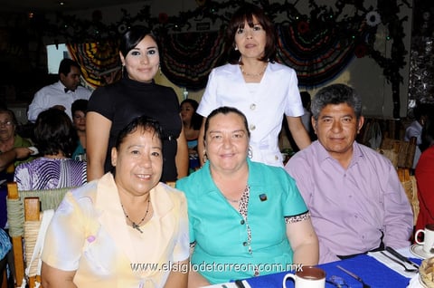 27052013 VICTORIANO  Cárdenas Ríos, Maru Sánchez, Nora García, Belén García y Alicia Herrera.