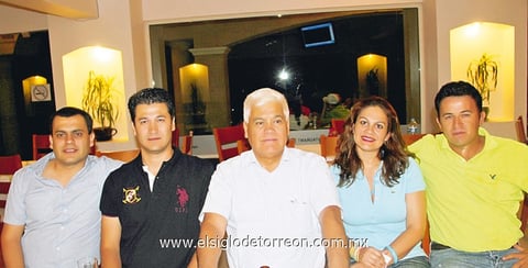 26052013 RECEPCIóN.  Alberto, Salvador Jr., Salvador, Lourdes y Miguel Ángel.
