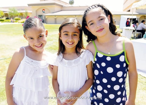 27052013 EN EL CLUB.  Isabella, Ana Paula y Fernanda.