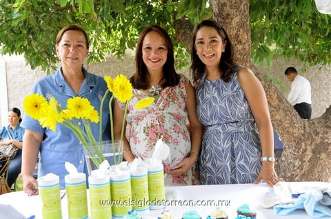 28052013 Anabel García de Ibarra lució feliz en su prenatal, la acompañan Leticia Padilla y Azucena García.