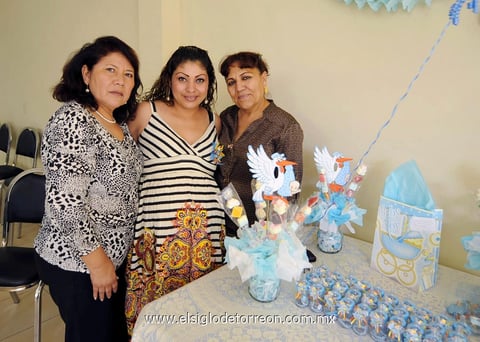 28052013 BERENICE  Elicea de Cruz con las organizadoras de su fiesta: María Teresa Aragón González y Marta Imelda Guzmán.