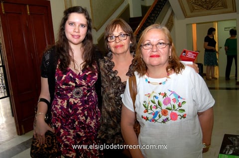 27052013 EVENTO CULTURAL.  Cynthia, Tere y María Esther.