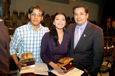 27052013 RECONOCIMIENTOS.  Gamaliel Castañeda, Perla Castillo y Juan Carlos Herrera.
