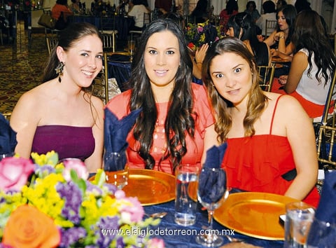 26052013 ENTRE AMIGAS.  Gigi, Nina y Katya.