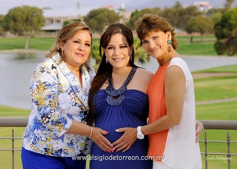 26052013 VERóNICA  con las organizadoras de la hermosa celebración, su mamá Sra. Rosa Linda García de Martínez y su suegra Sra. Imelda Hinojosa de Prieto.