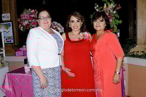 26052013 LA FUTURA  mamá acompañada de las felices abuelitas, las señoras: Lucy Castro y Lety Padilla.