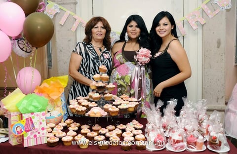 27052013 MARIANA  Huerta Rincón con las anfitrionas de su prenatal: Cristina López Huerta y Diana Huereca.