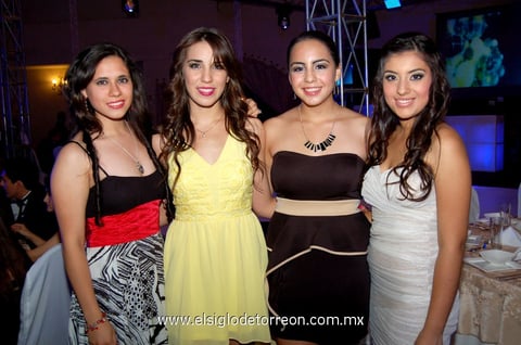 29052013 GRADUACIóN.  Maricela, Vero, Marisol y Sayma.