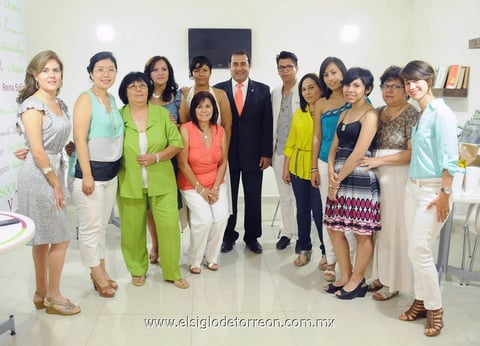 31052013 DISEñADORES  egresados de la Sexta Generación de Plata Laguna con Martín López Méndez, director general del Tec de Monterrey Campus Laguna.