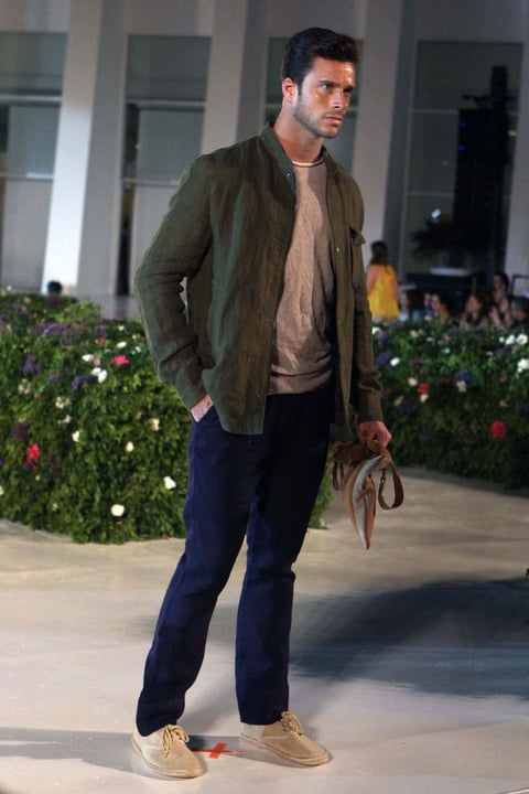 Un modelo luce diseños del modisto español Adolfo Domínguez, usando los colores de esta temporada: marino, beige, verde.