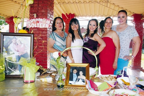 LA NOVIA  acompañada de su mamá Sra. Leticia Mora de Jasso, su futura suegra Sra. Beatriz Pérez de Llamas, su hermana Laura Jasso y cuñada Alicia Llamas.