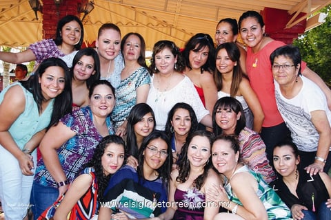 Leslie con amigas y familiares asistentes a su despedida de soltera quienes la felicitaron y le dieron prácticos consejos para su nueva etapa de casada.