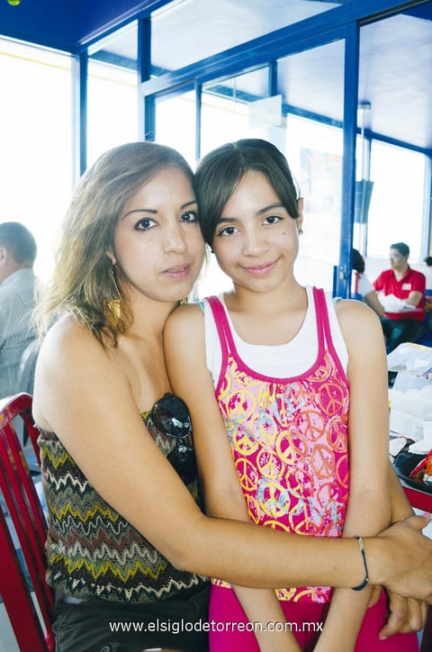 CUMPLEAñOS.  Mayra y Mayra.