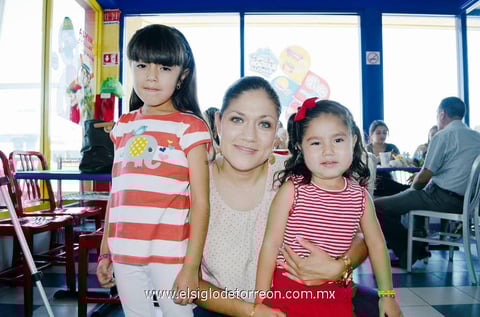 Sofía y Paola con su mamá Jakeline.