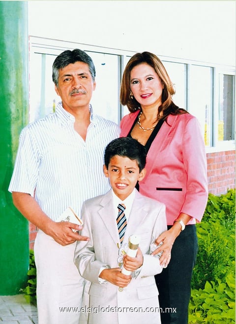 Enrique Torres Vargas y sus papás Arnulfo Torres Muñoz y Ana María Vargas Rivas.