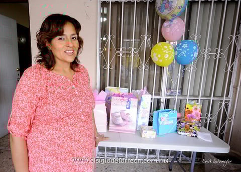 Itshel Román Reyes en su fiesta de baby shower.