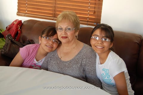 Carolina,  Graciela y Juana María.