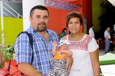 Juan Manuel Alcántar, Elena Alvarado y Regina Alcántar.