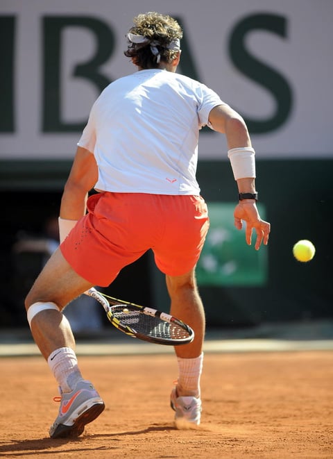Gran jugada de Nadal al devolver la bola por debajo de las piernas, que generó un error de Djokovic.