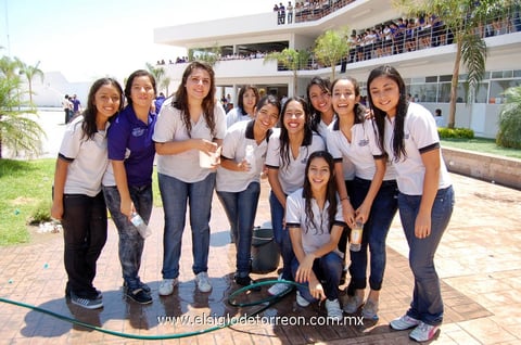 Del Británico.  Alumnas de preparatoria.