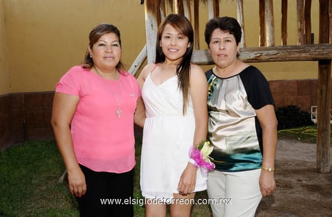 Diana Patricia junto a las organizadoras de su despedida de soltera: su mamá, Sra. Patricia Rico de Moreno, y su futura suegra, Sra. Jacinta Irungaray de Zapata.