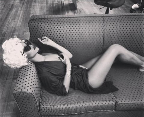 Rihanna compartió una sensual imagen en la que posa caracterizada como Marilyn Monroe.