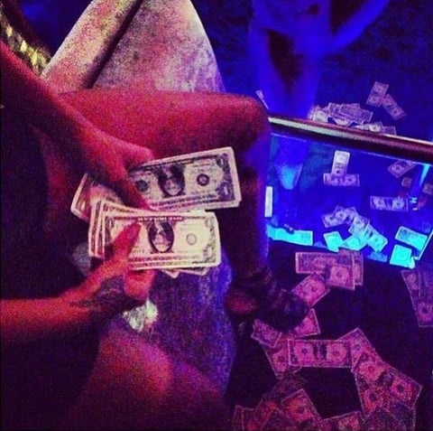 Rihanna compartió detalles de una noche en un club de strippers.
