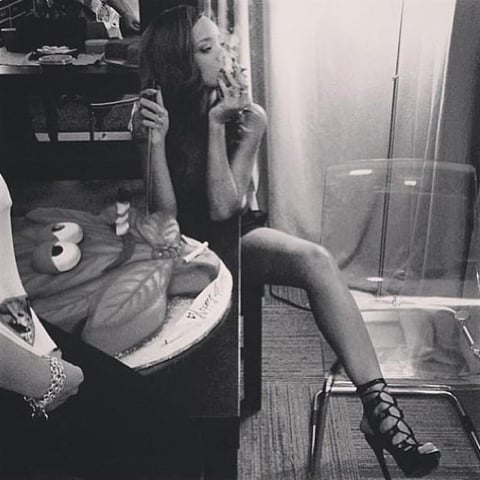 Rihanna ha publicado gran cantidad de imágenes en las que aparece fumando lo que pareciera ser marihuana.